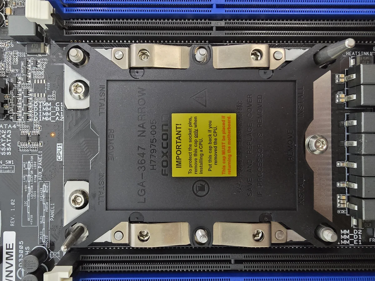 LGA 3647 소켓 클로즈업 — NARROW 각인이 보인다